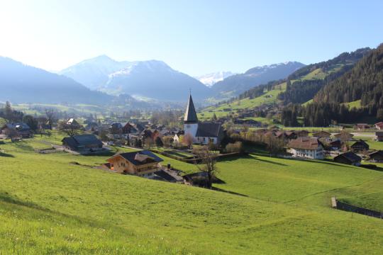 Panorama von Saanen mit Kirche in der Mitte des Bildes